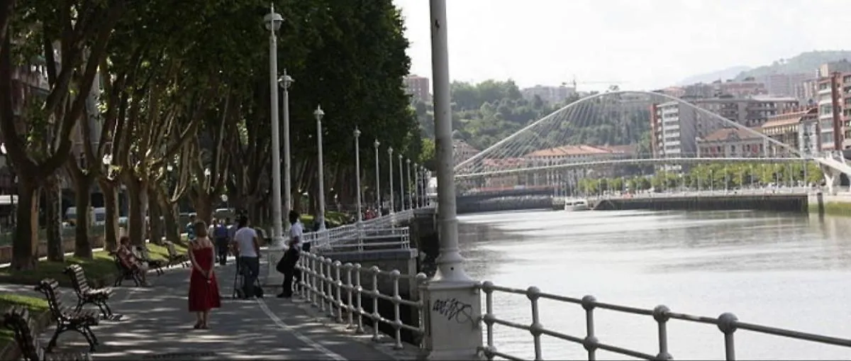 A 5 Minutos Andando Del Casco Viejo, Ayuntamiento, Plaza Circular Y Gran Via De Bilbao Y Proximo A Las 2 Lineas De Metro Alloggio in famiglia